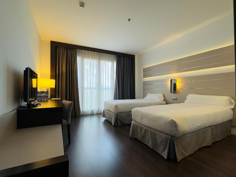 Standard Twin Room image 4