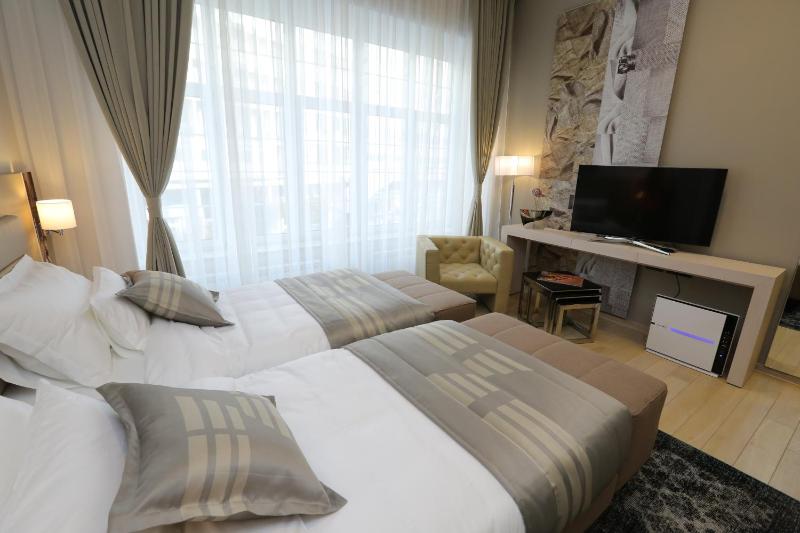 Standard Double Room image 4