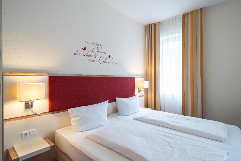 Standard Double Room image 4