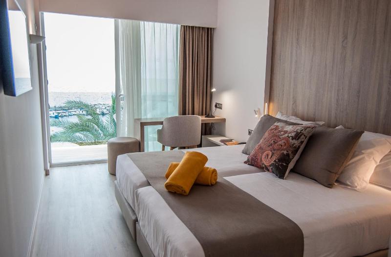 Double Room with Balcony and Sea View image 1
