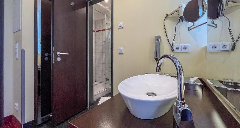 Standard Single Room image 3