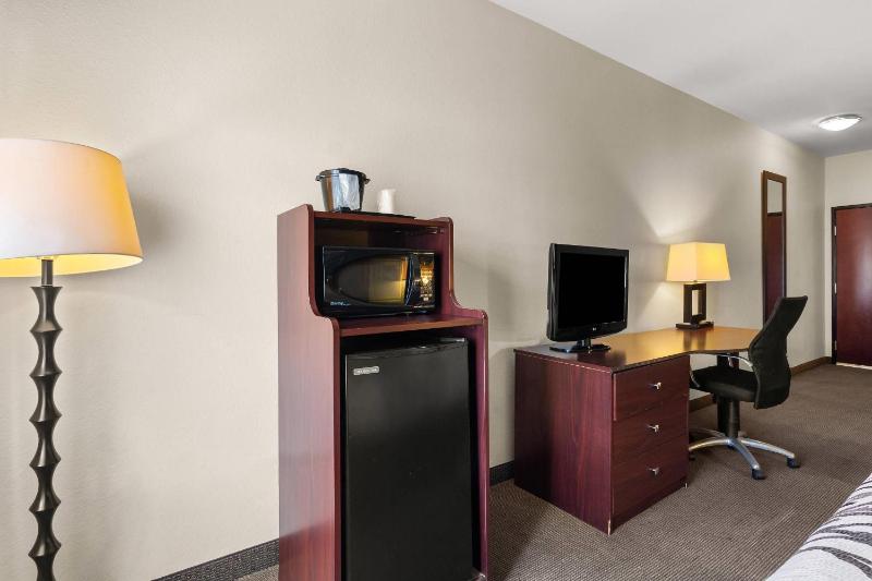 Standard Queen Room with Two Queen Beds - Non Smoking image 3