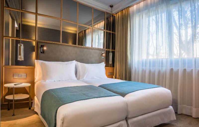 Deluxe Double or Twin Room image 1