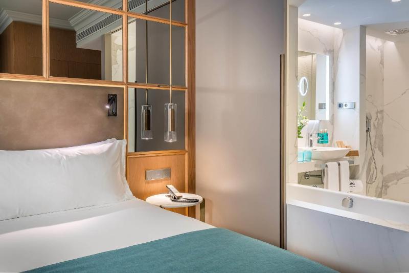 Deluxe Double or Twin Room image 4