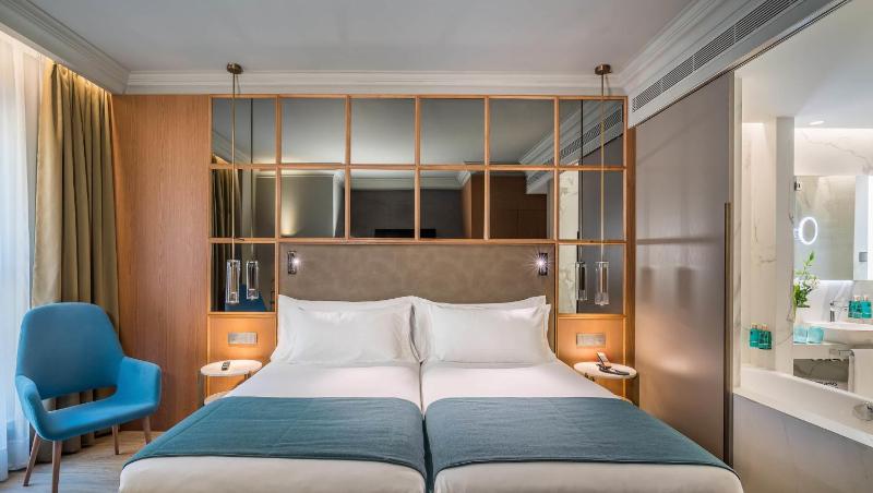 Deluxe Double or Twin Room image 3