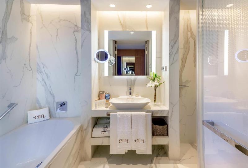 Family Room (3 Adults + 2 Children) image 4