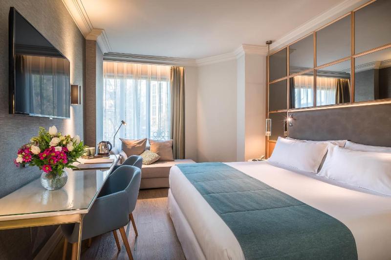 Premium King Room image 4