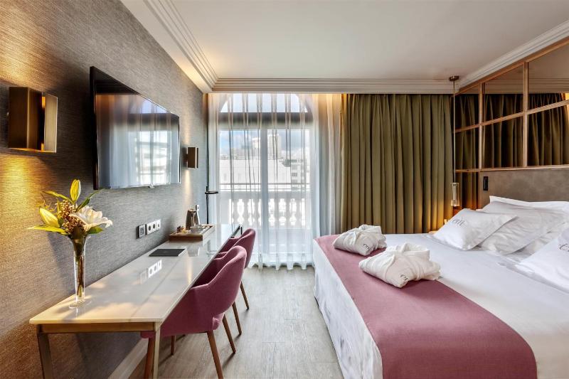 Premium King Room with Balcony image 3