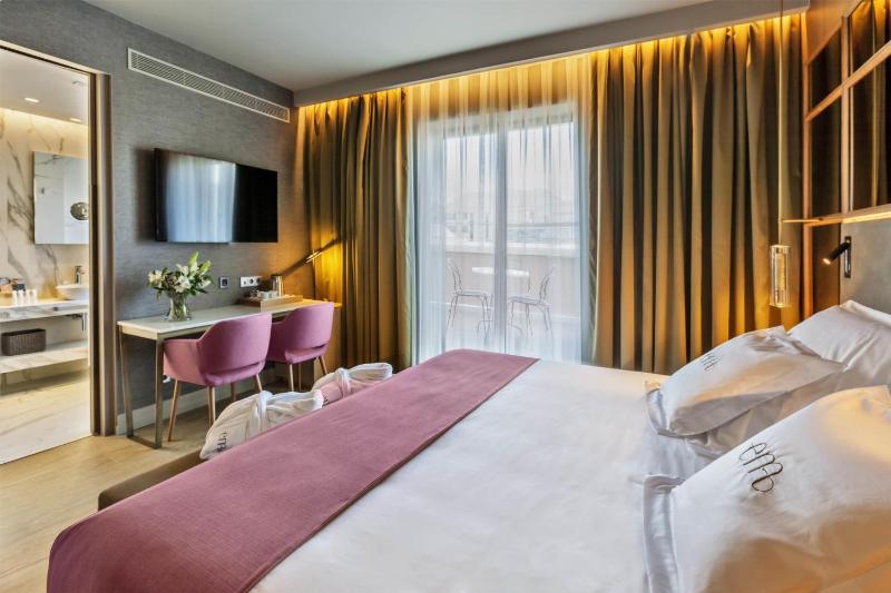 Premium King Room with Terrace image 3