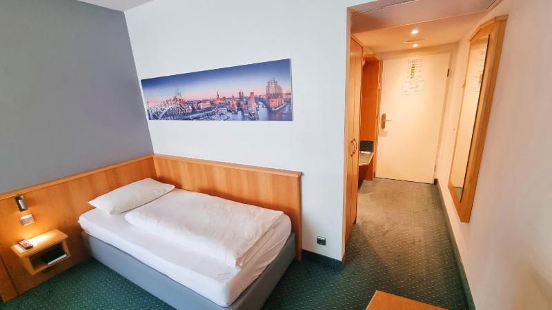 Single Room image 4