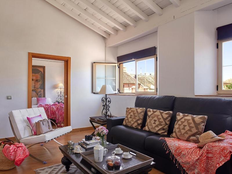 Penthouse Apartment with Square Views image 3