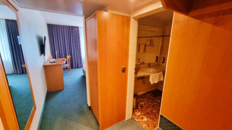 Double Room image 3