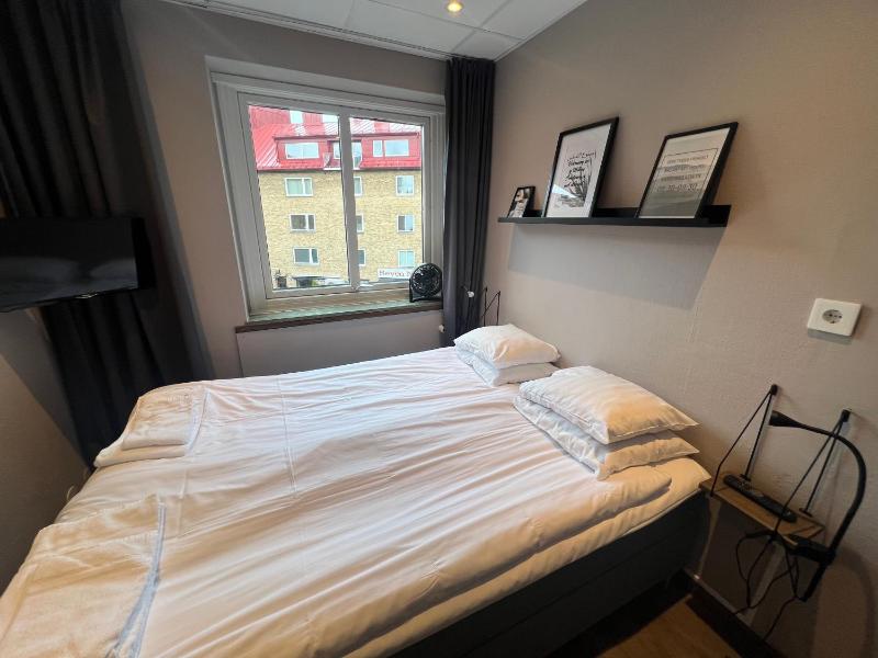 Small Double Room image 4