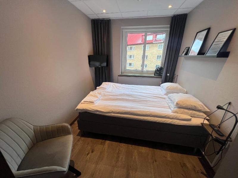 Small Double Room image 2