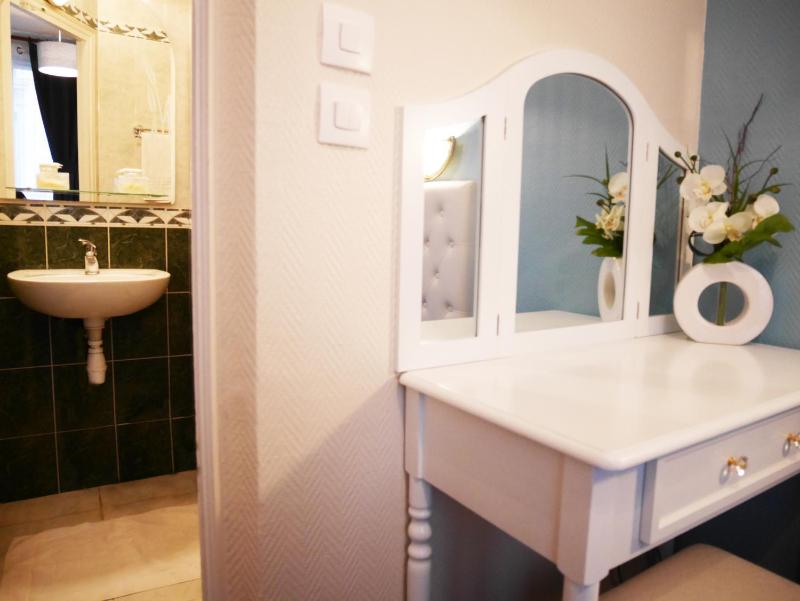 Single Room with Private Bathroom image 4