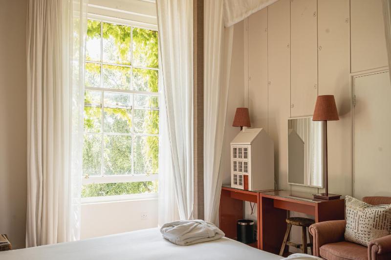 Standard King Room image 1