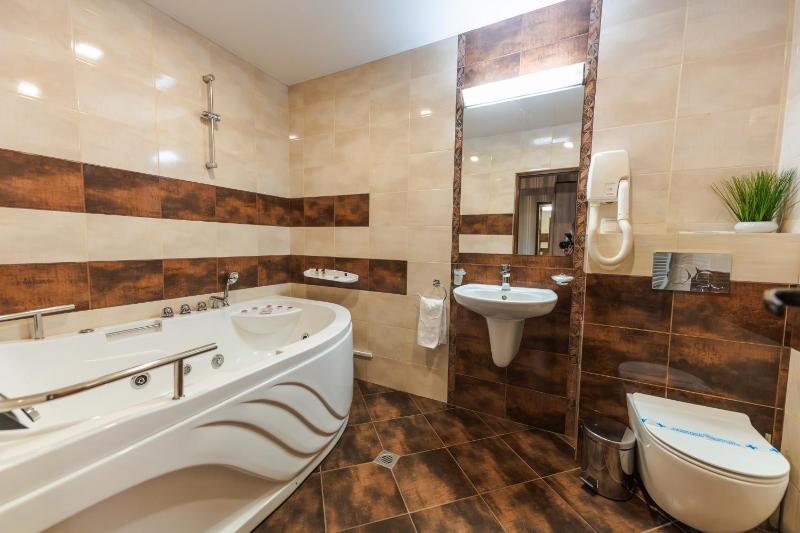 Deluxe Junior Suite with Spa Bath image 2