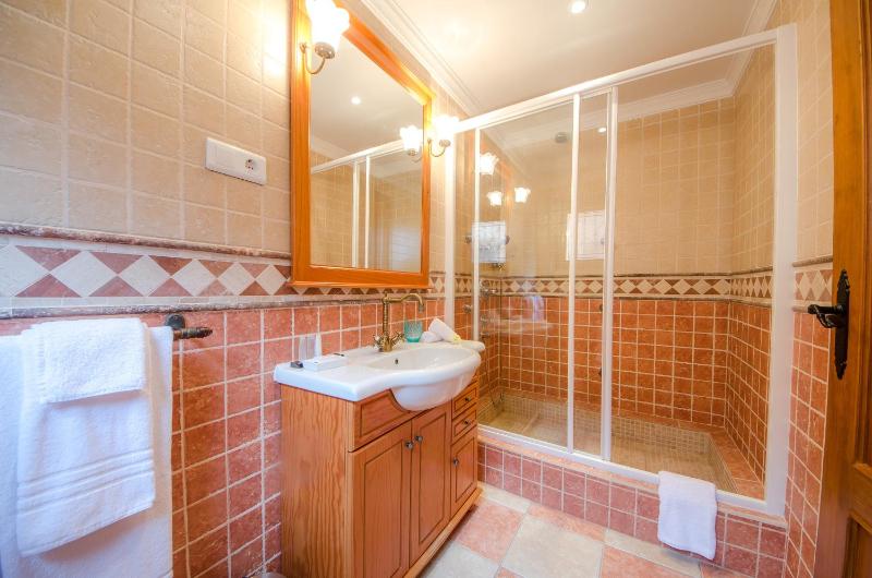 Double Room with Private Bathroom image 2