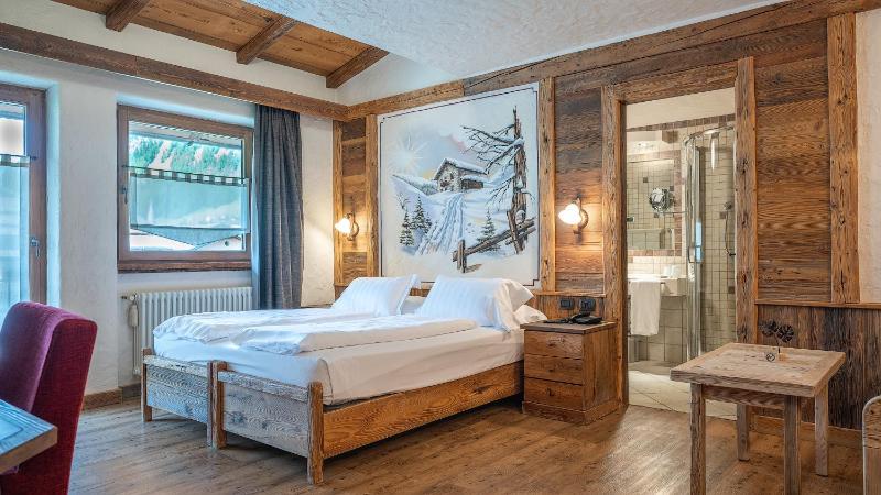 Junior Suite with Hot Tub image 1