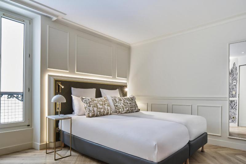 Classic Twin Room image 4