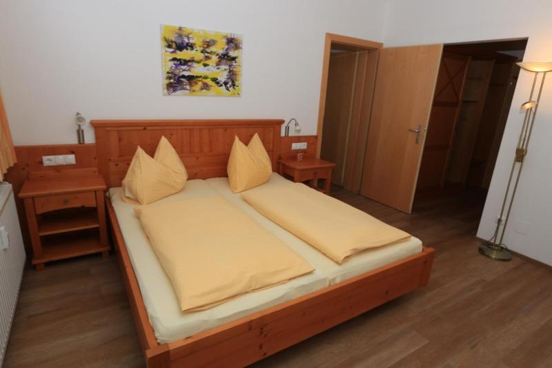 One-Bedroom Apartment with Balcony and Mountain View   image 1
