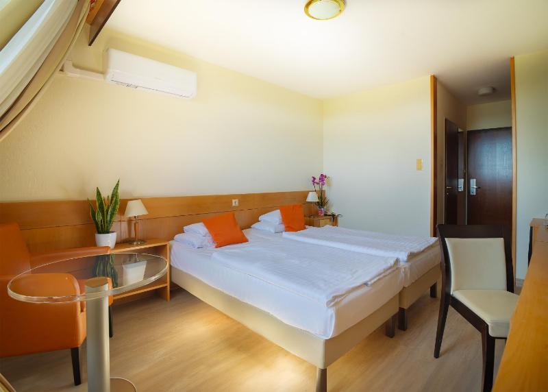 Standard Double or Twin Room image 1