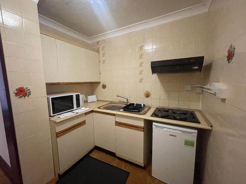 One-Bedroom Apartment image 3