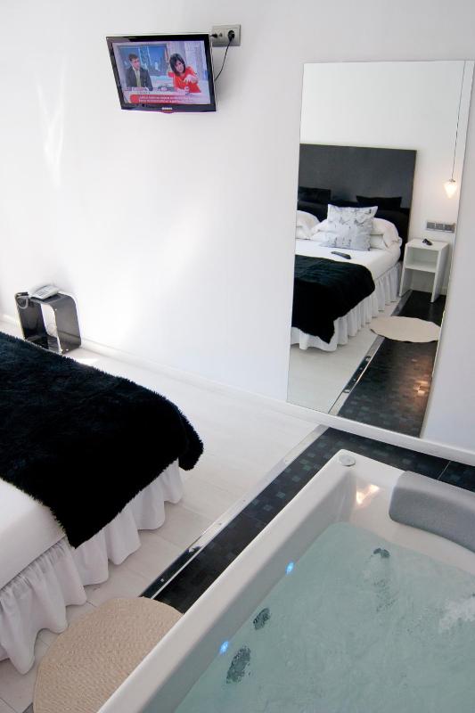 Double Room with Spa Bath image 2