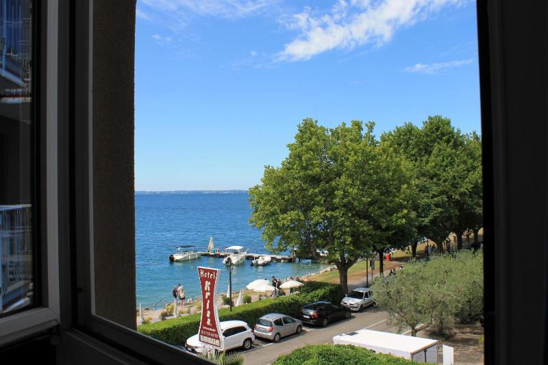 Standard Double Room with Window and Partial Lake View image 3
