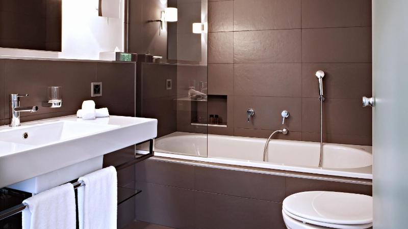 Standard Double or Twin Room image 4