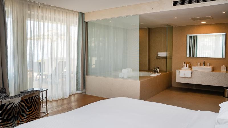 Executive Suite with Balcony and Sea View image 4