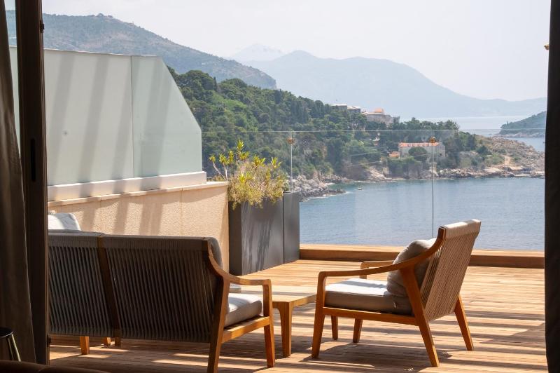 Executive Suite with Balcony and Sea View image 2