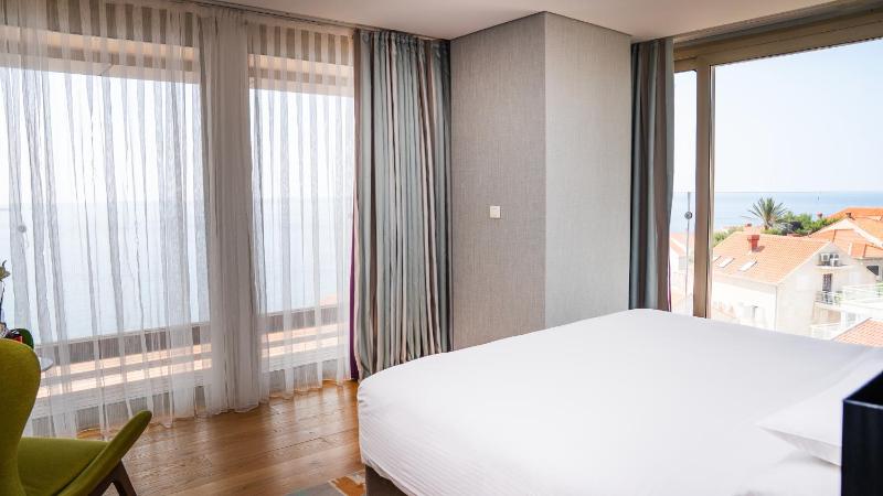 Executive Suite with Balcony and Sea View image 1