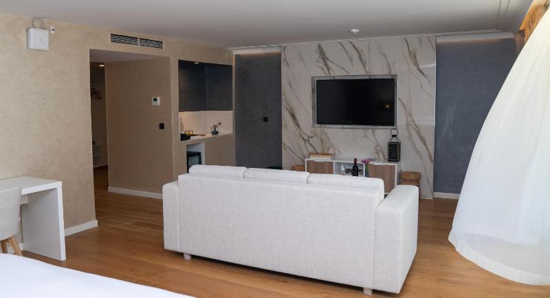 Spa Suite with Balcony and Sea View image 4