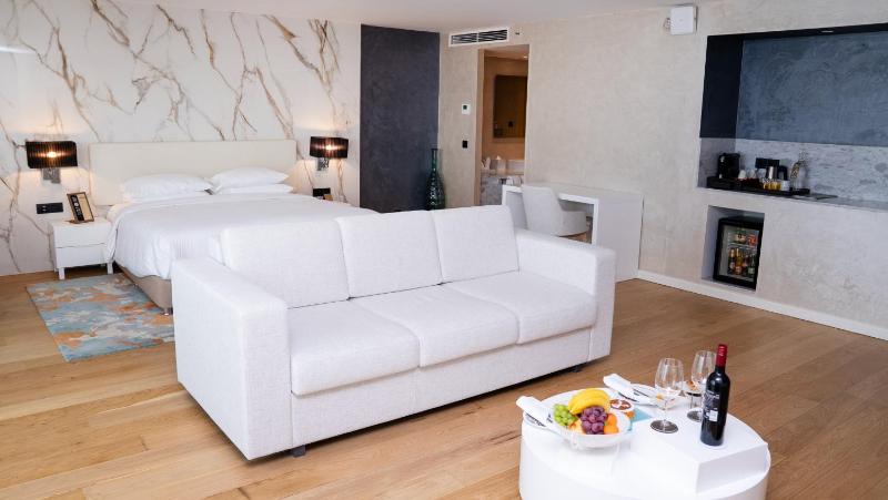 Spa Suite with Balcony and Sea View image 3