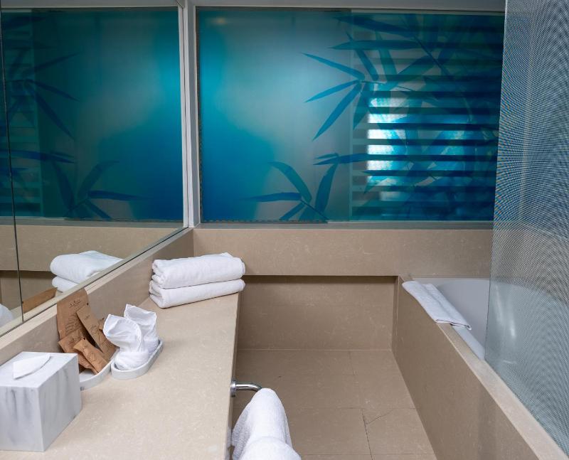 Superior Twin Room with Sea View image 2