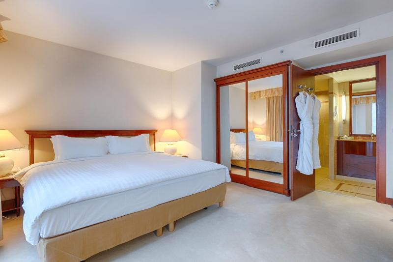 2 Double Rooms next to each other image 4