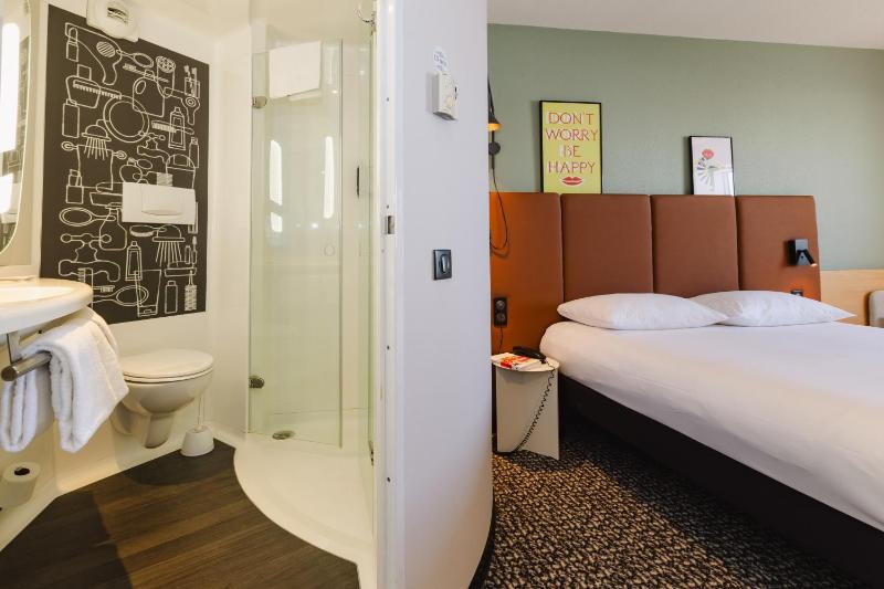 Standard Room with 1 Double and 1 Single Bed image 3