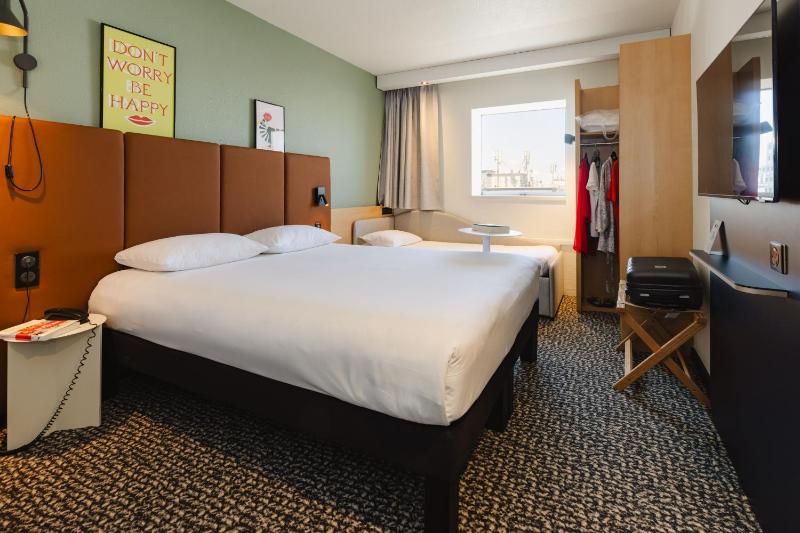 Standard Room with 1 Double and 1 Single Bed image 4