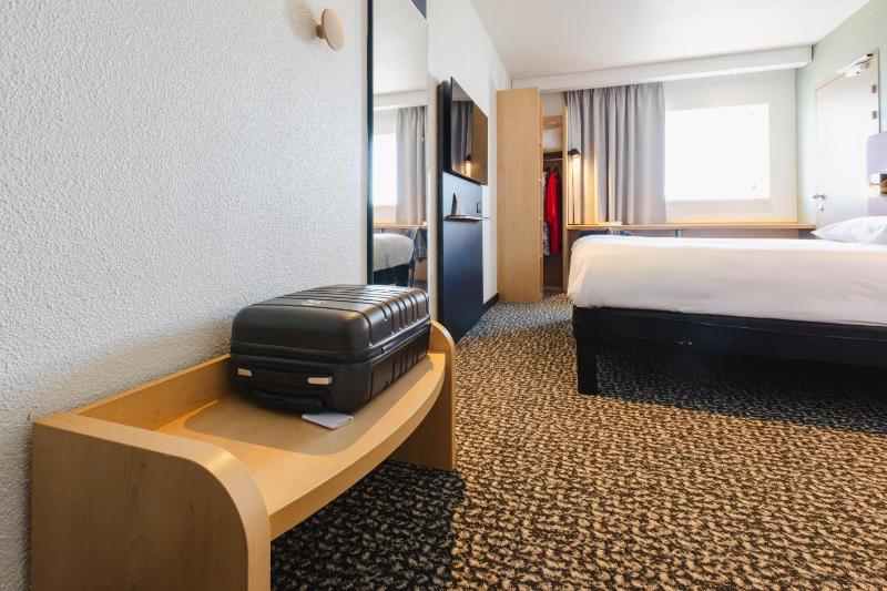 Standard Twin Room image 4