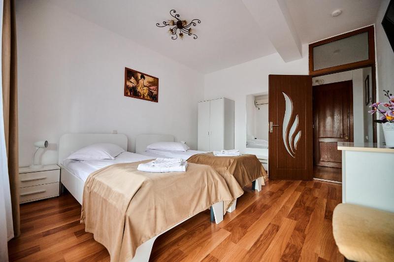 Twin Room image 2