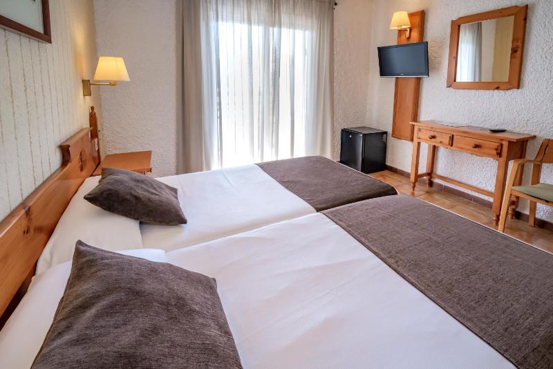 Double or Twin Room with Balcony image 4