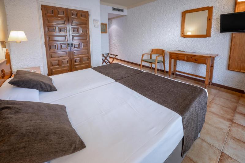 Double or Twin Room with Balcony image 3