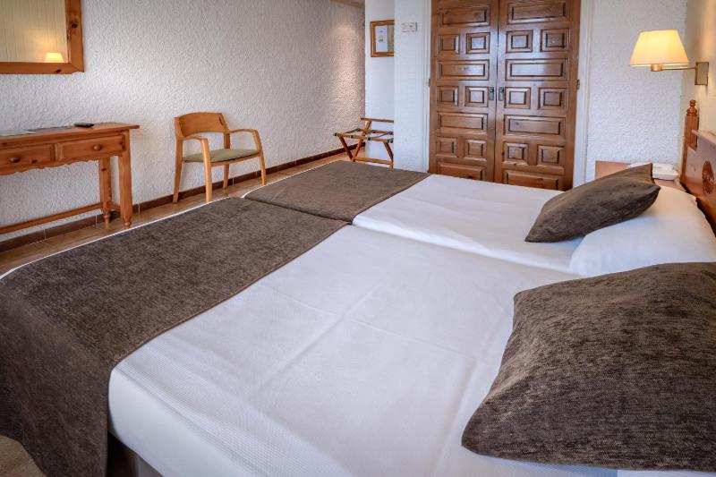Double or Twin Room with Balcony image 2