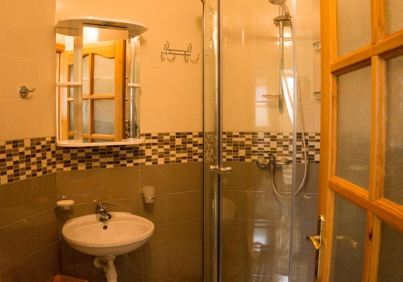 Apartment with Shower image 3