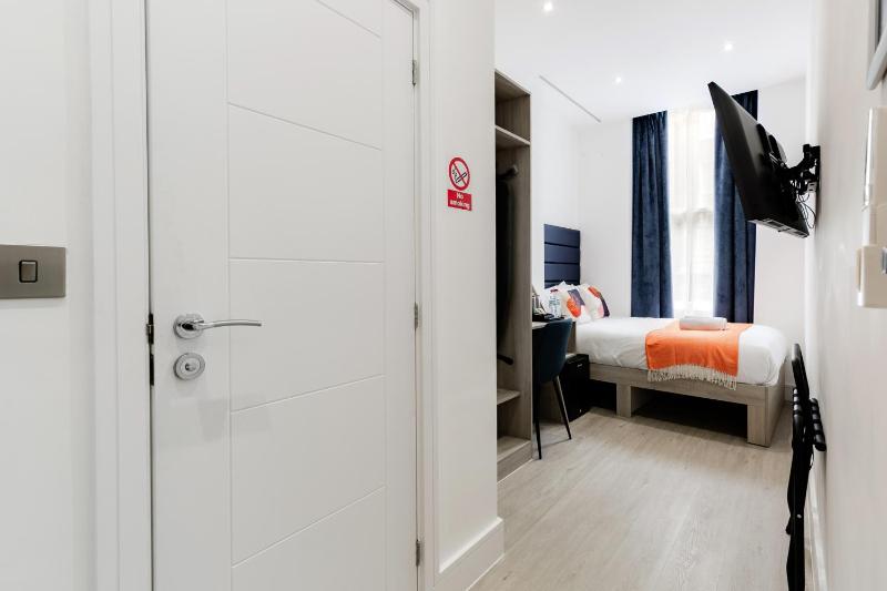 Standard Double Room image 2