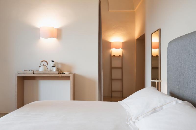 Deluxe Double Room with  Sea View and Balcony image 4
