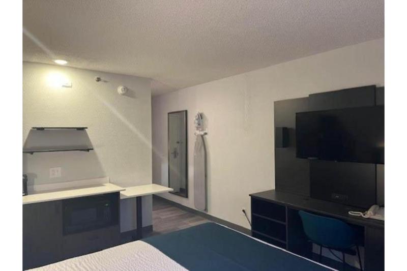 Deluxe King Room image 1