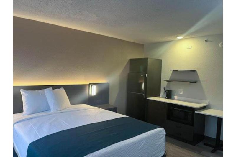 Deluxe King Room image 4