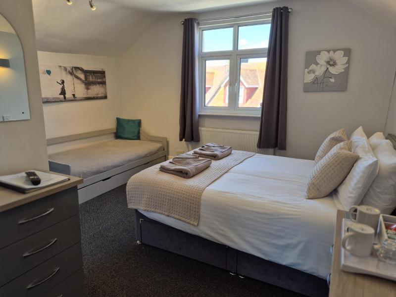 King Room Ensuite with Shower image 1